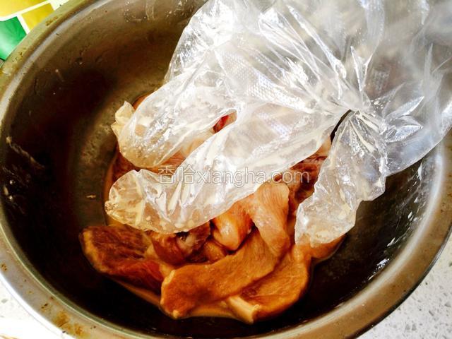 抓均匀腌制十分钟。