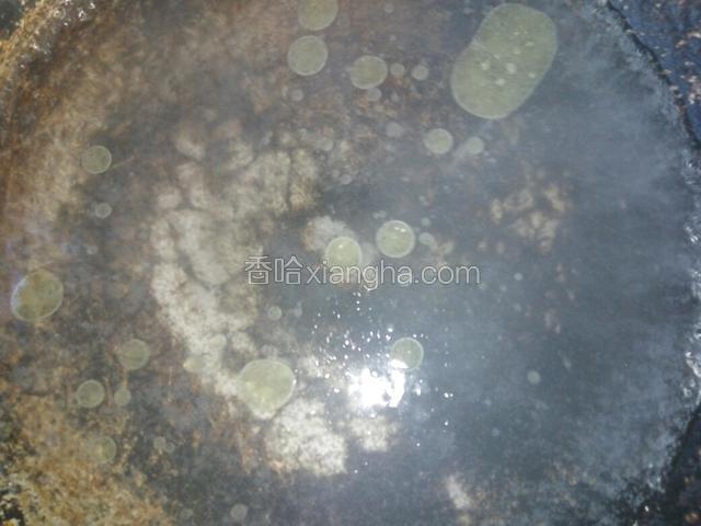 锅中烧开水，放几滴油和3克盐