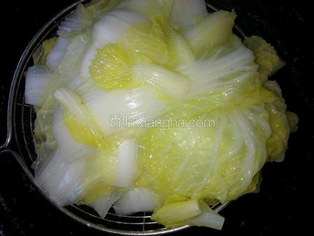 把娃娃菜放入沸水中焯烫至段生，捞出控水