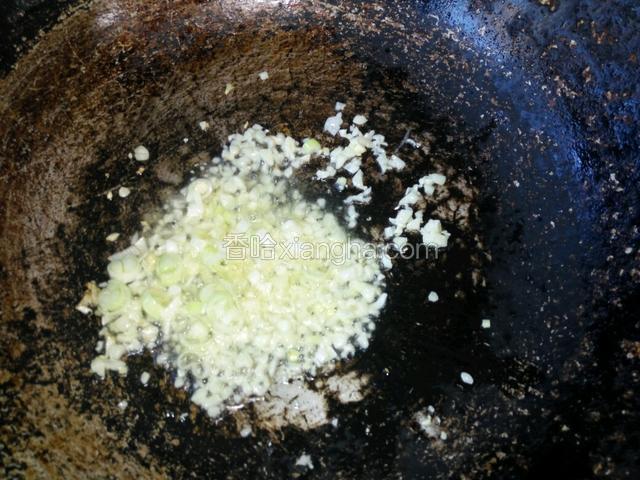 锅中放适量色拉油，爆香葱姜蒜沫