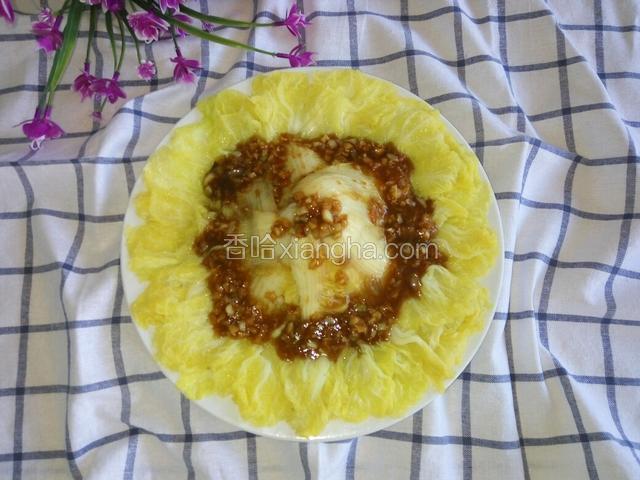 把煮好的蚝油汁均匀的浇在娃娃菜上