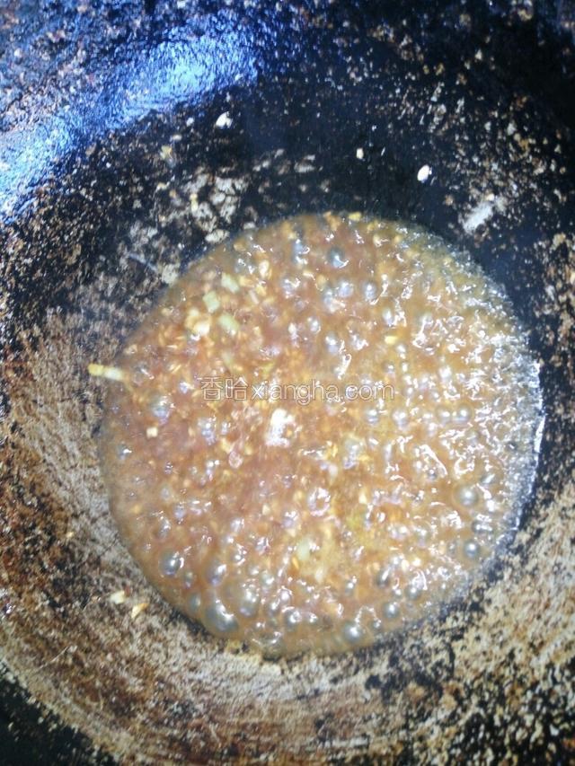 倒入准备好的蚝油汁煮沸