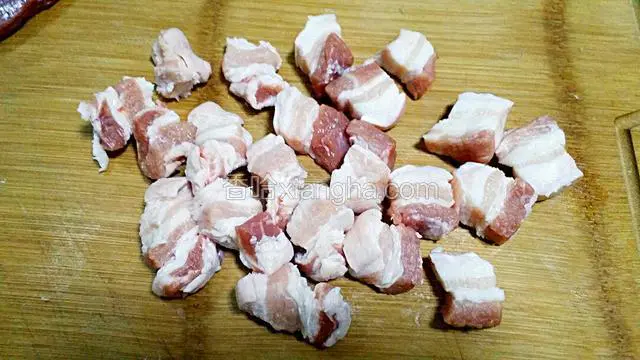 把五花肉切成适量大小的块状。