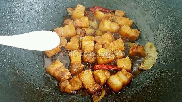 待锅内汤汁减少时，调入适量的盐和鸡精。