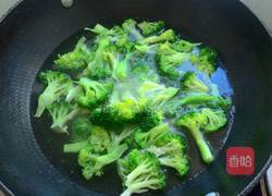 素炒西兰花的做法图解2