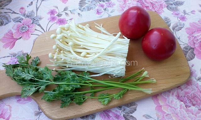 准备食材，金针菇切掉根部洗净，香菜西红柿洗净