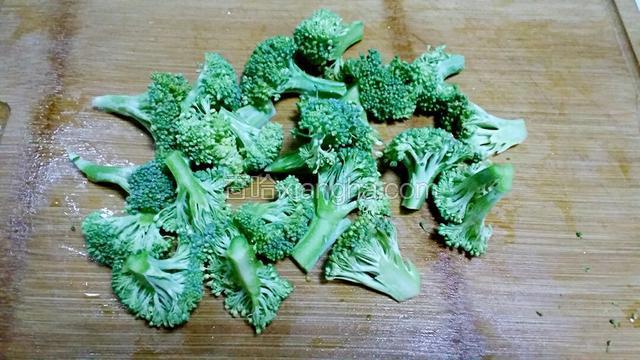 把西兰花掰成小把。