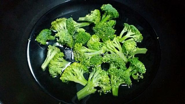 锅中烧开水，放入西兰花烫一下，捞出过凉水备用。