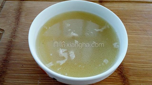 准备一碗带肉碎的骨头汤。