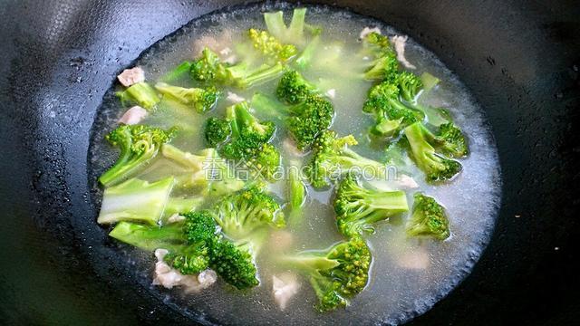 再放入西兰花用中小火煮两分钟左右。