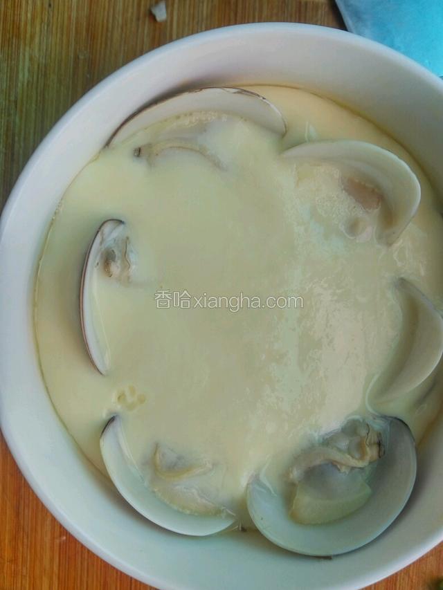 盖上保鲜膜，上蒸锅蒸12至15分钟至凝固