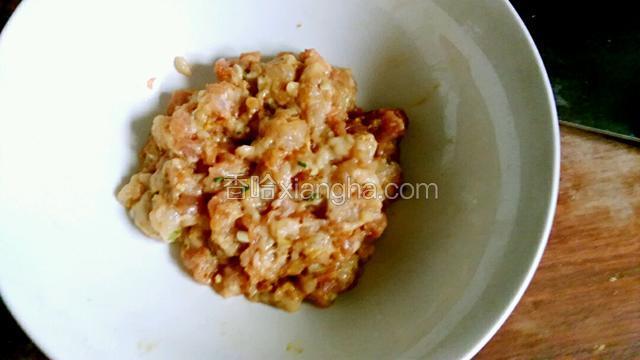 肉末里加入料酒，生抽，胡椒粉，鸡精粉，生姜末，葱末，生粉拌匀腌制十分钟。