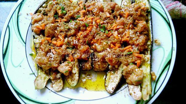 拿出来再撒上孜然粉，铺上肉末，再撒上孜然粉和红萝卜末，葱末，再刷上油。盖上保鲜膜进微波炉烤中火三分钟。