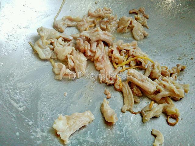 加入牛肉大火快炒，炒至牛肉变色。