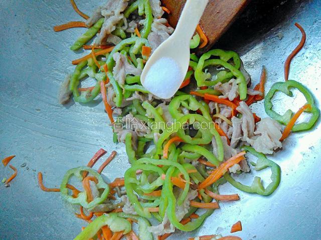 再加两勺盐调味。