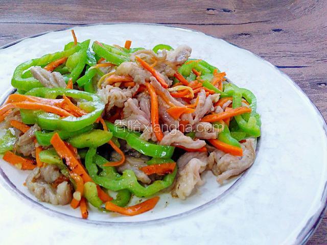 成菜色泽艳丽，微辣咸鲜，牛肉嫩滑，尖椒爽脆。