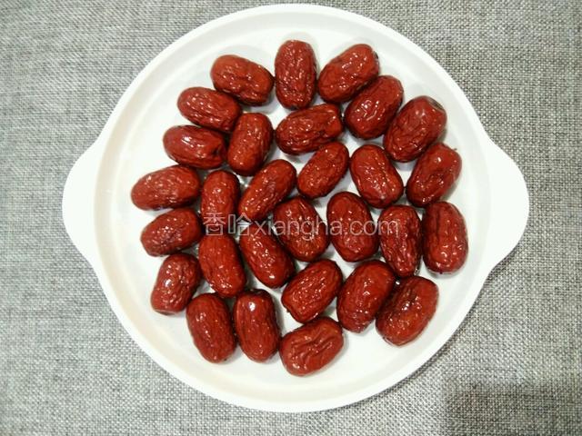 泡好的红枣放盘子里