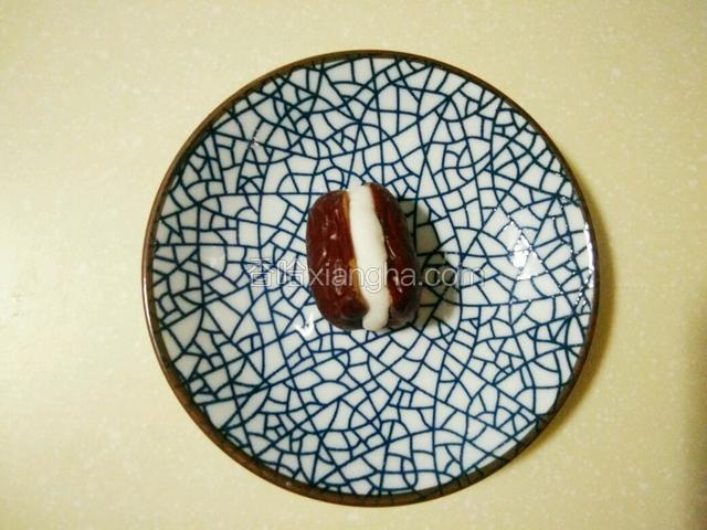 将面团塞进枣子里