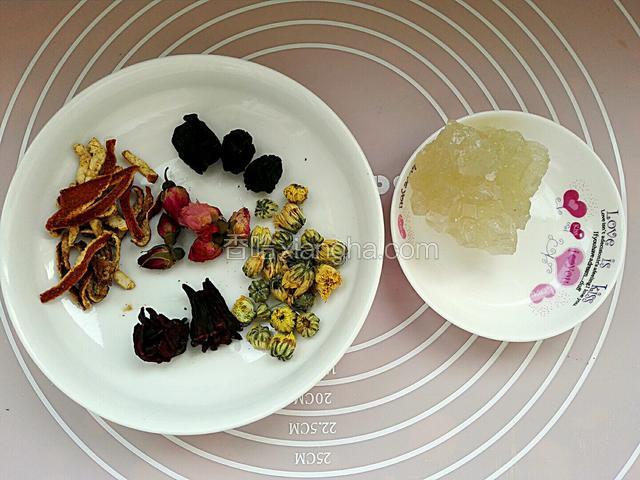 准备食材，洛花神，菊花，乌梅，玫瑰花，陈皮，冰糖称重备用。