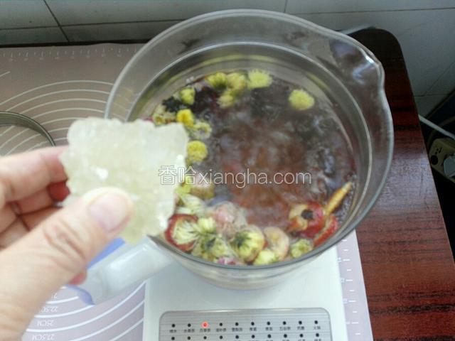 煮到20分钟时，打开盖放入适量冰糖，继续煮到冰糖化开，时间到离火。