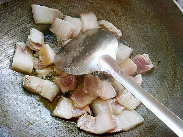锅里倒油烧热把五花肉放进去炼油