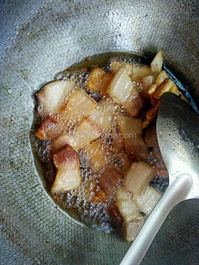 炼成这样，准备一个碗把油倒去一些