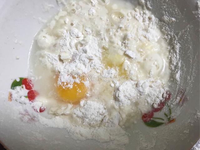面粉打入鸡蛋一枚，加适量盐和清水；