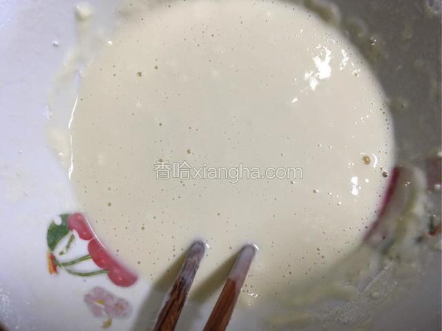 用筷子搅拌调和成面糊；