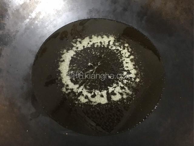 油锅倒入适量菜籽油加热；