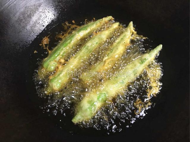 秋葵入锅油炸至香脆即可；