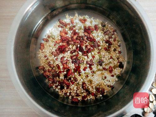 原料洗净，将除了莲子，红枣以外的其它食材提前用冷水浸泡至少四小时，最好浸泡一夜。