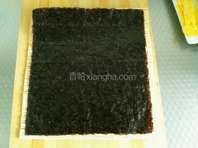 竹帘上面放一片海苔。