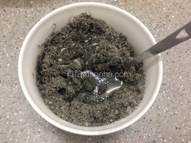 加入芝麻油，调入蜂蜜。注意边加边搅拌，芝麻打的程度不一样，出油程度也不同。蜂蜜用量也不一样。能成团即可