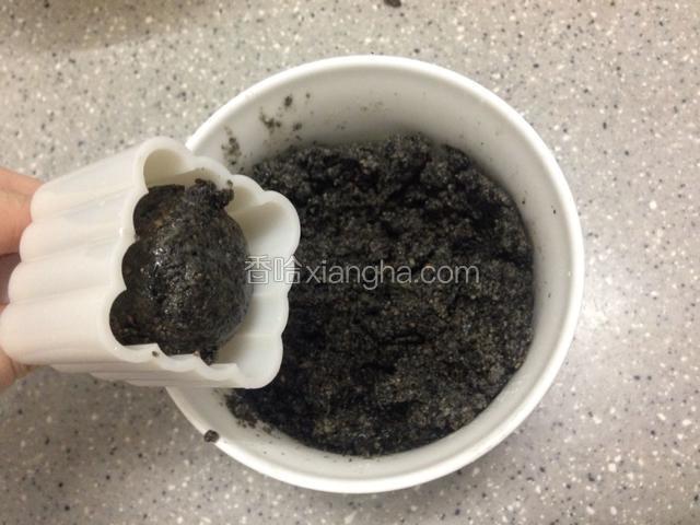取35克揉成团放入模具，压成型即可