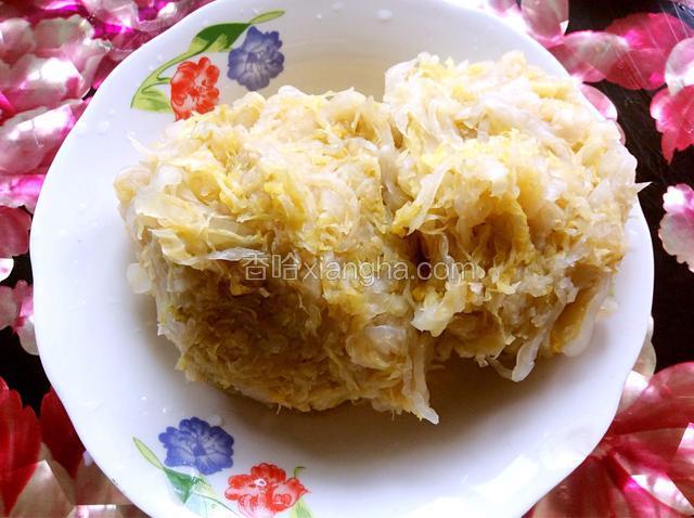 酸菜洗干净，挤出水份