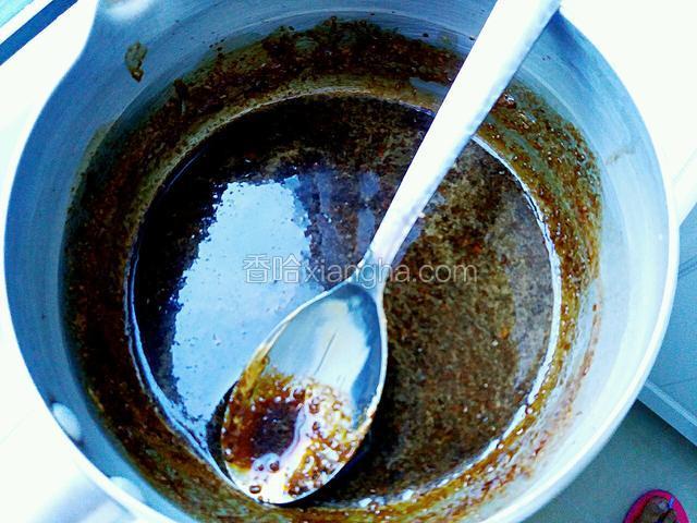用30克牛奶加热溶化红糖备用