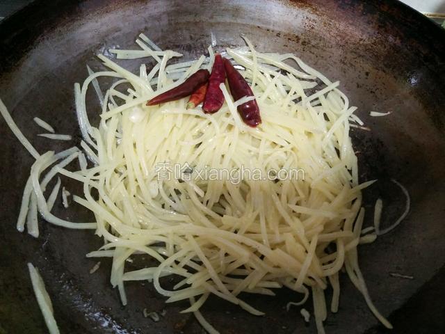 加盐，五香粉，料酒，炒熟