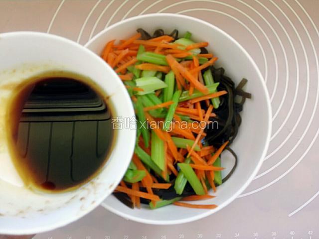 在倒入芹菜和胡萝卜丝，把之前调好碗汁倒进拌均匀即可。