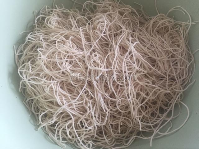 面条蒸好后倒入盆里，用筷子搅拌开，让面条没有粘连即可
