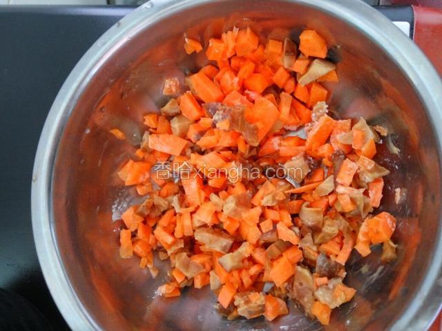 香菇切沫，胡萝卜一半切沫，一半切片，香菇沫和胡萝卜沫加入生抽、盐调味待用