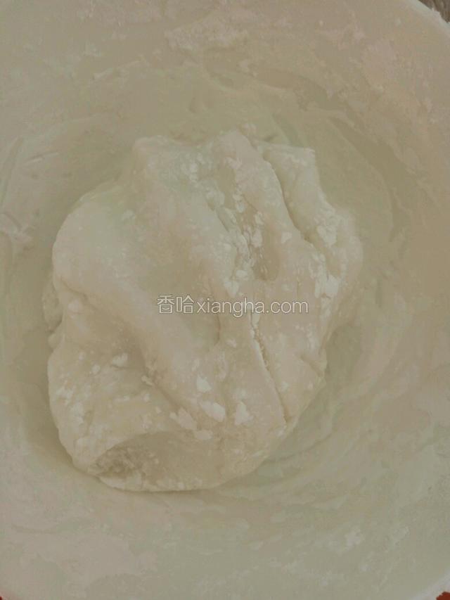 加入猪油，揉成团