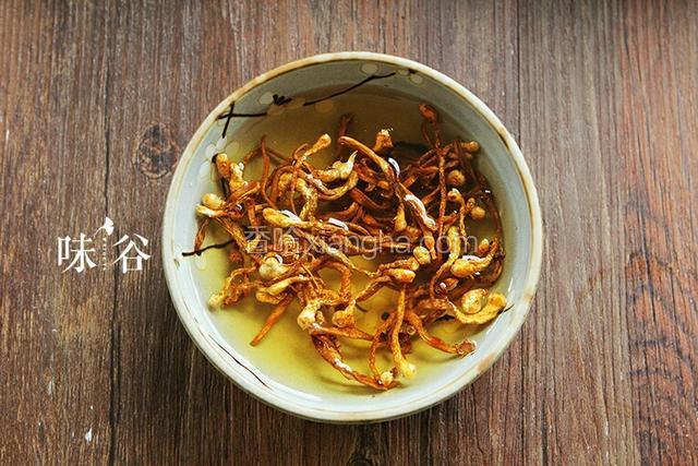 虫草花提前浸泡30分钟。