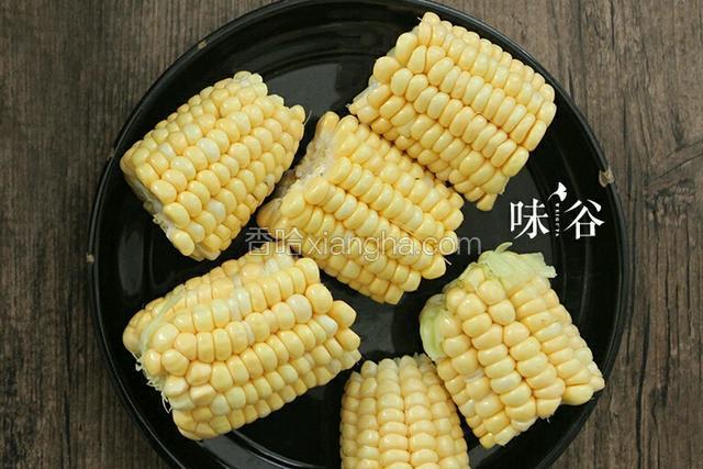 将玉米切块。