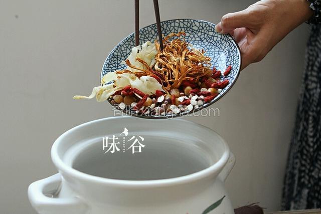 将鸡肉、玉米等所有材料一起放入锅中，加适量的水以大火煮沸后小火炖1小时。