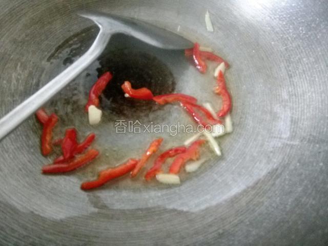 倒入红辣椒翻炒