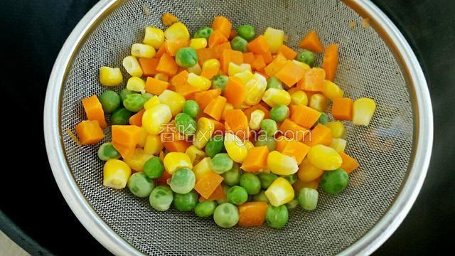 捞出后过凉水沥干水分。
