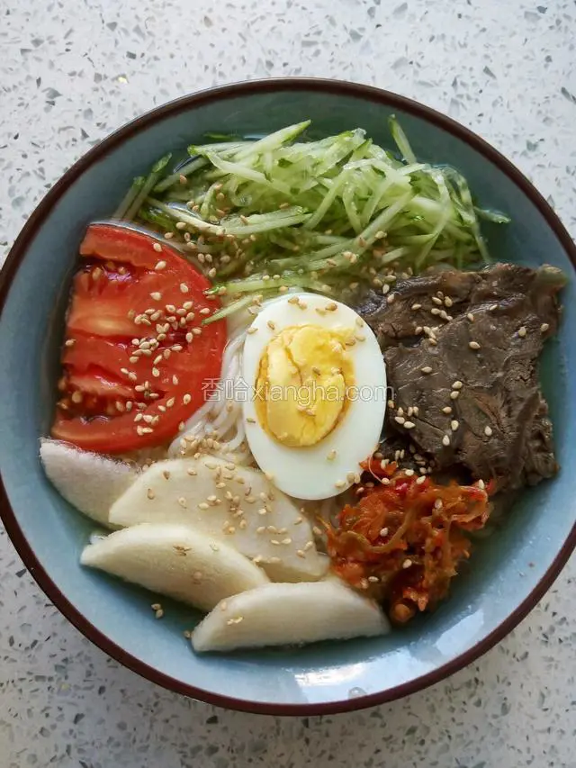 倒入调好的牛肉汤，撒点白芝麻就可以食用啦！
