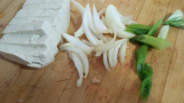 豆腐切块，洋葱，大葱切好备用