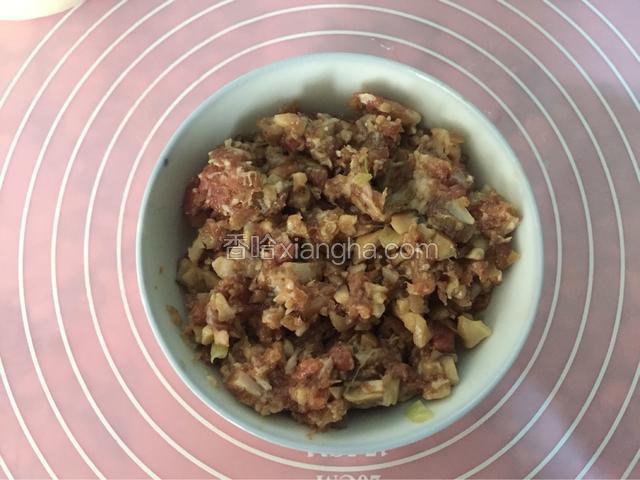 猪肉末加入香菇末，葱末，姜末，料酒，油，盐，酱油，香油，鸡精，花椒油顺时针搅拌至上劲静置入味
