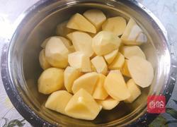 土豆烧排骨的做法图解2